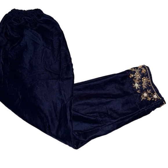 Darakhshan Desire Blue Velvet Embroidered Kurta Set. - Picture 13 of 16